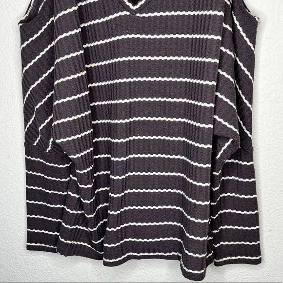 Chaser Cold Shoulder Top‎ - Picture 6 of 7